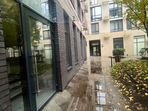 комерційна за адресою Салютна вул., 2к6