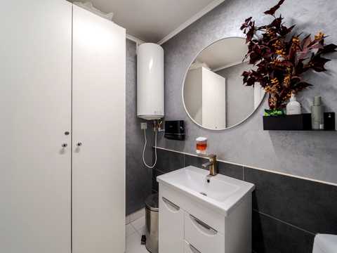 комерційна за адресою Каховська вул., 15