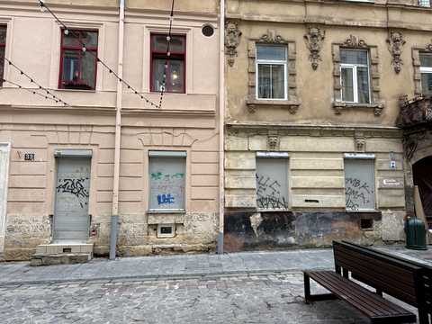 комерційна за адресою Лесі Українки вул., 33