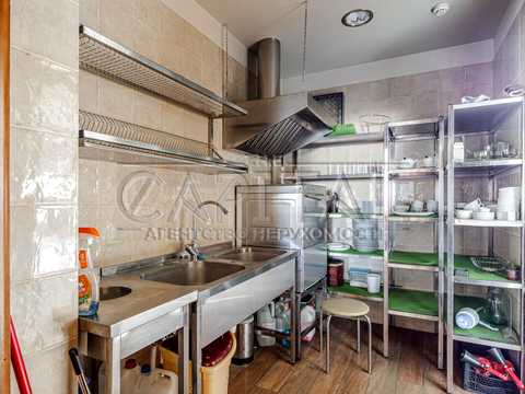 комерційна за адресою Садова вул., 62