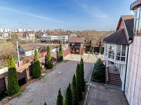 комерційна за адресою Садова вул., 62