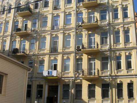 комерційна за адресою Саксаганського вул., 38-Б