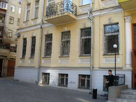 комерційна за адресою Саксаганського вул., 38-Б