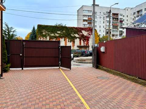 будинок за адресою Квітнева вул., 8