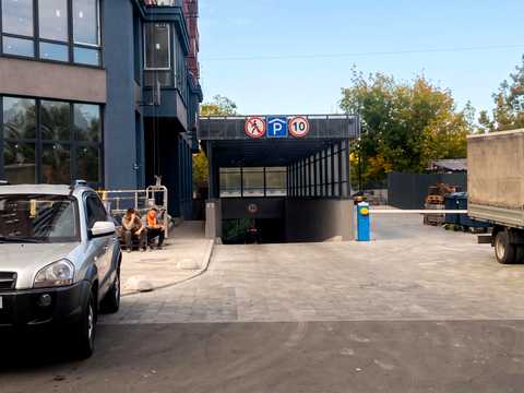 комерційна за адресою Половецька вул., 4