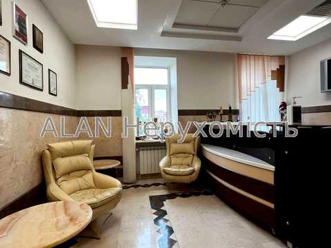 комерційна за адресою Костянтинівська вул., 32б