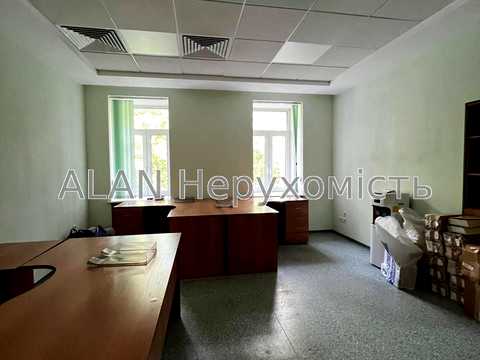 комерційна за адресою Костянтинівська вул., 32б