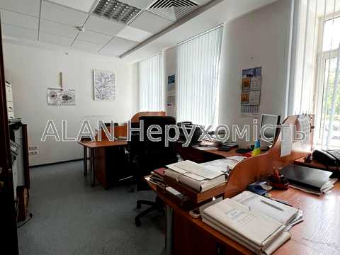 комерційна за адресою Костянтинівська вул., 32б