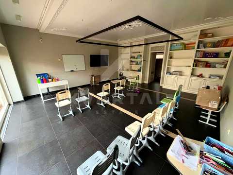 комерційна за адресою Українська вул., 14