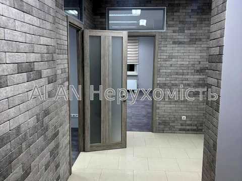 комерційна за адресою Антоновича вул. (Горького), 33в
