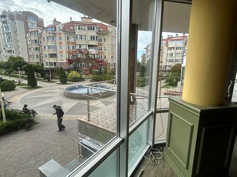 комерційна за адресою Шевченка вул., 1