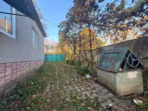 будинок за адресою смт. Середнє, Шовкова вул.