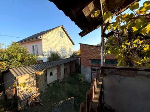 будинок за адресою смт. Середнє, Замкова