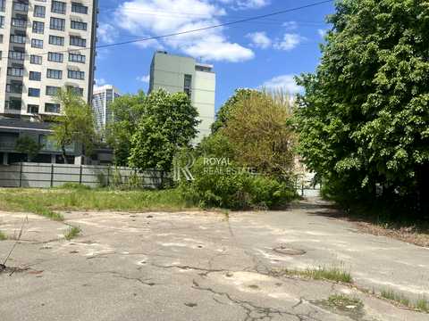 комерційна за адресою Жилянська вул., 148