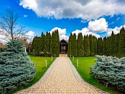 коммерческая по адресу Жовтнева, 1