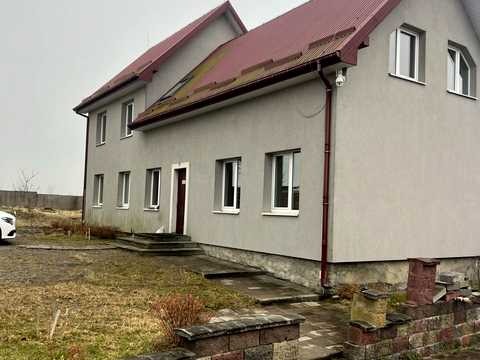комерційна за адресою Центральна, 81