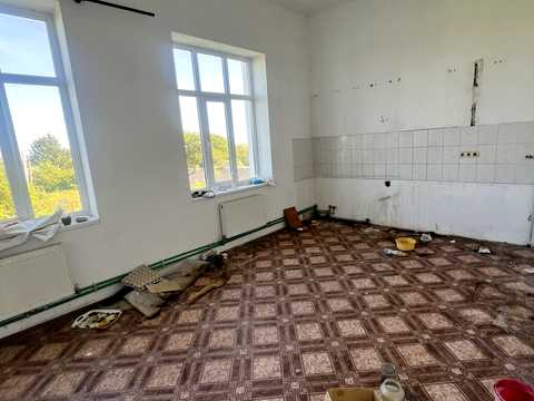 комерційна за адресою Центральна вул., 2