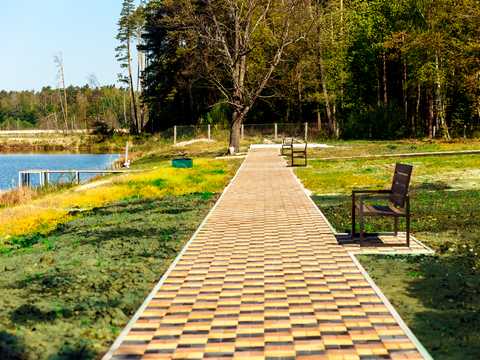 комерційна за адресою Лісова вул. (Лісна), 1