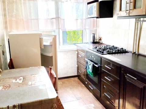 квартира за адресою Космонавтів вул., 142а