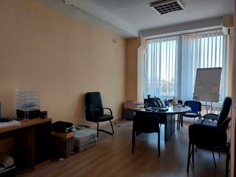 комерційна за адресою Солом'янська пл., 2