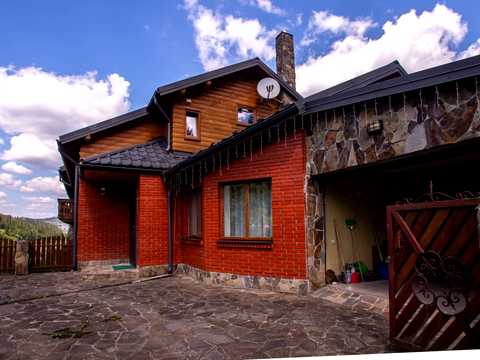 комерційна за адресою Устияновича вул., 1