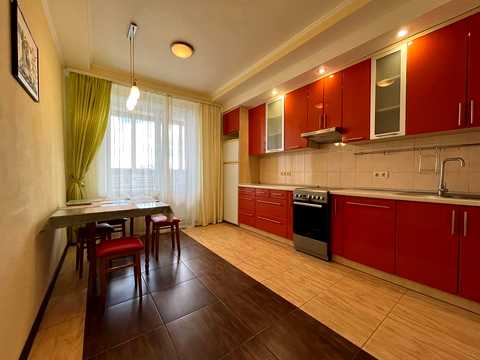 квартира за адресою Анни Ахматової вул., 18