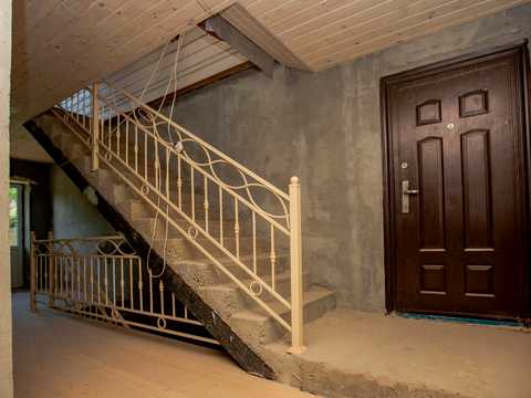 комерційна за адресою Устияновича вул., 1