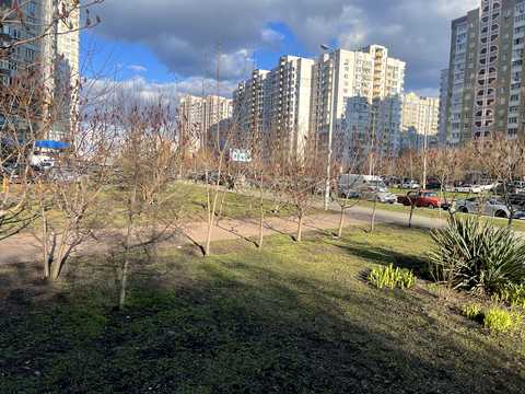 комерційна за адресою Анни Ахматової вул., 32/18