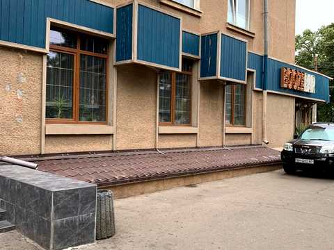 коммерческая по адресу 10 Квітня пл., 1