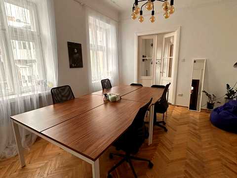 комерційна за адресою Ринок пл., 6