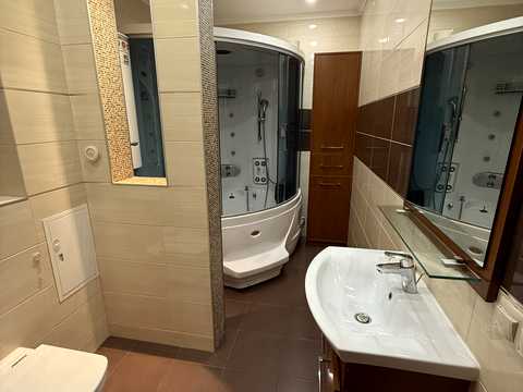 квартира за адресою Салютна вул., 1-Б