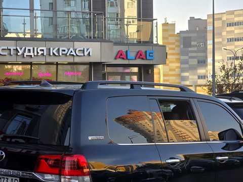 комерційна за адресою Дніпровська набережна вул., 14-Б