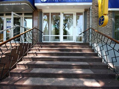 комерційна за адресою Шевченка бульв., 18