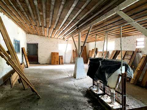 комерційна за адресою Центральна, 1