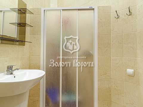 комерційна за адресою Інститутська вул., 24/7