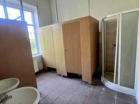 комерційна за адресою Центральна вул., 2