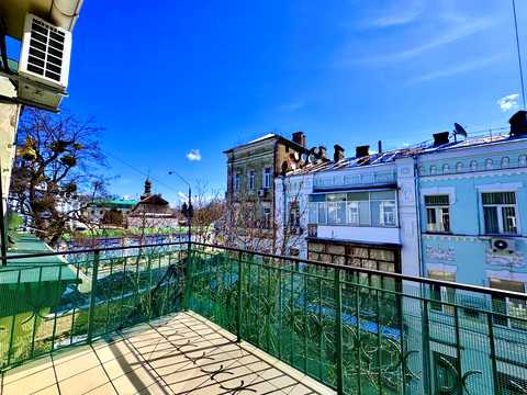 комерційна за адресою Трьохсвятительська вул., 13