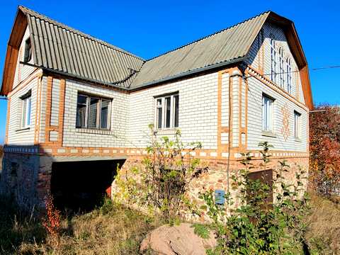 будинок за адресою смт. Черняхів, Квітнева