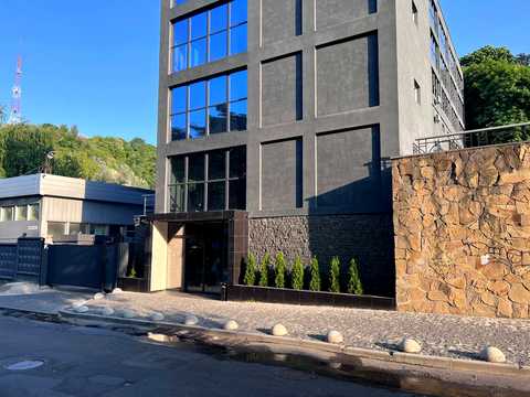 комерційна за адресою Нижньоюрківська вул., 9