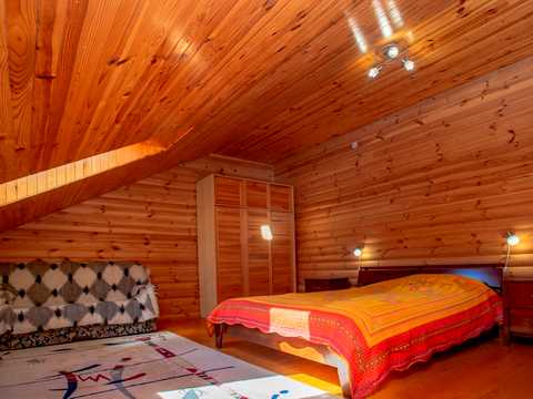 комерційна за адресою Устияновича вул., 1