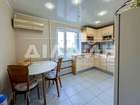 квартира за адресою Автозаводська вул., 56