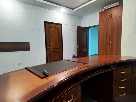 комерційна за адресою Макарова вул. (Більшовицька), 10