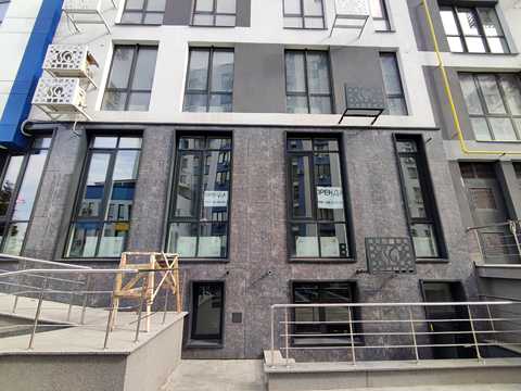 комерційна за адресою Центральна вул., 8