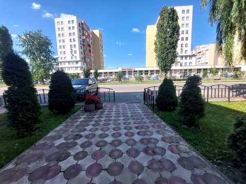 комерційна за адресою Виставкова, 1