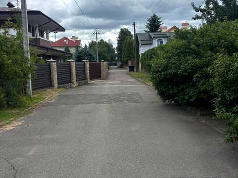 ділянка за адресою с. Нові Безрадичі,