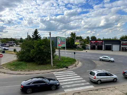 комерційна за адресою Максимовича вул., 15
