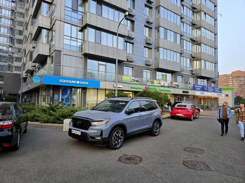комерційна за адресою Дніпровська набережна вул., 14-Б