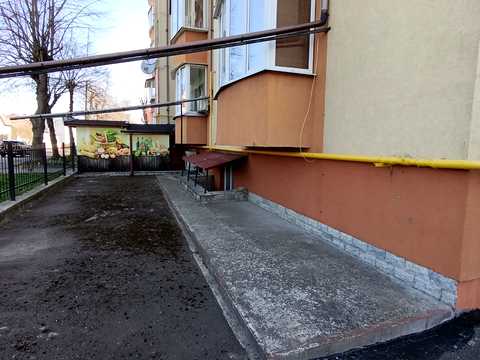 комерційна за адресою Рівне, вул. Ясна, 7б