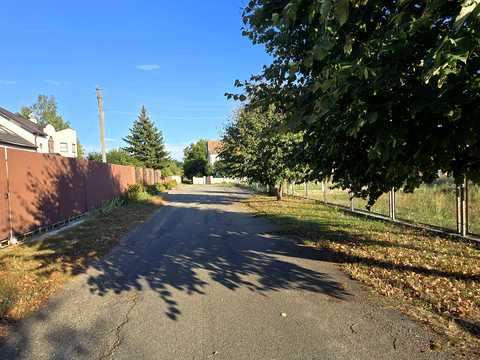 участок по адресу Шкільна, 10