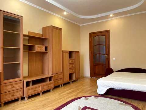 квартира за адресою Анни Ахматової вул., 35